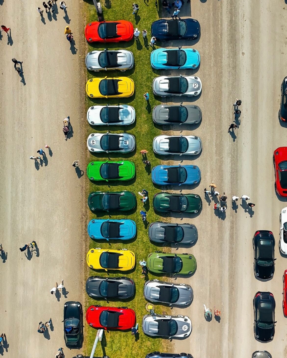 Verzameling Porsches van bovenaf