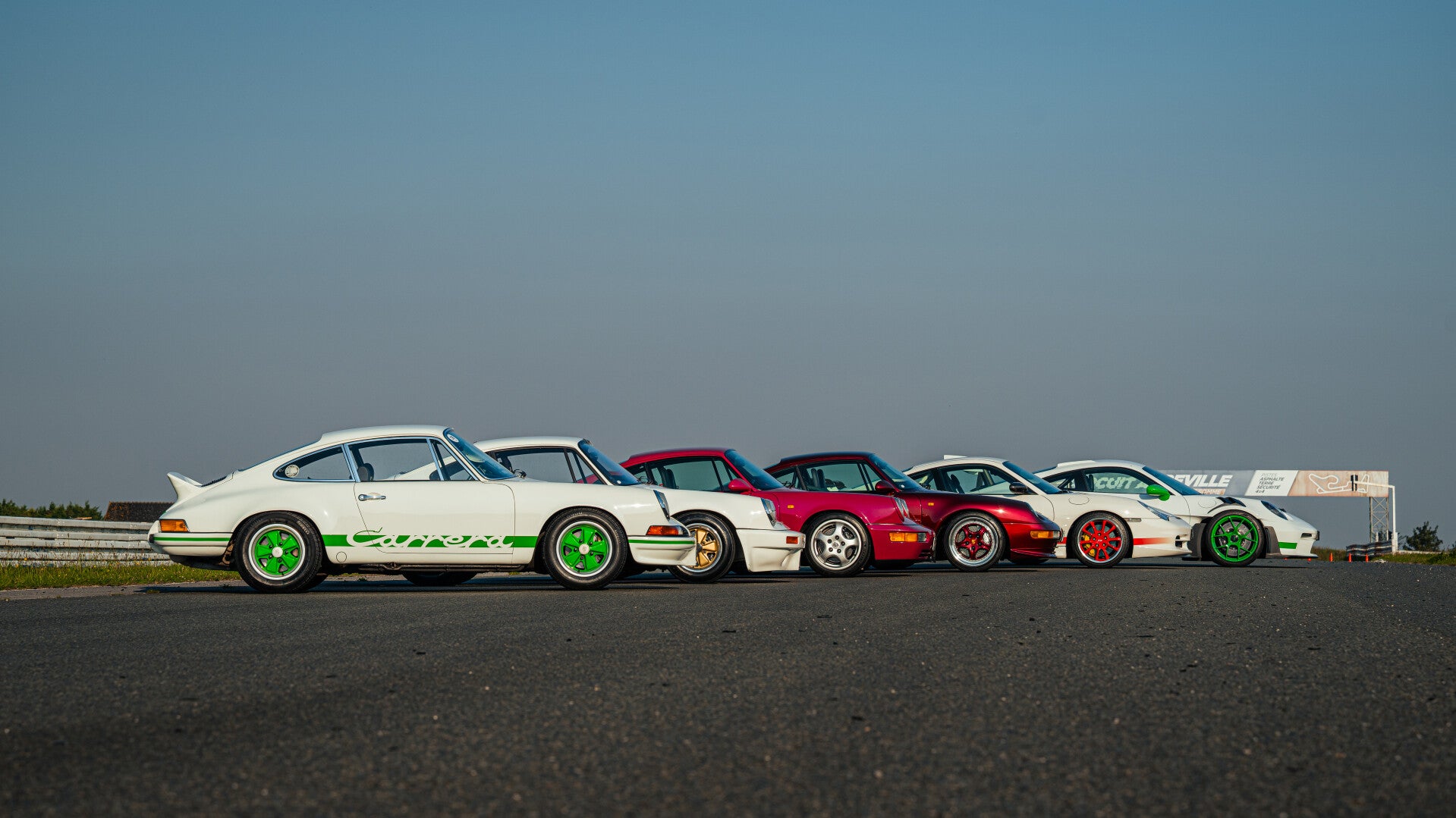 Verzameling klassieke Porsches op een rij